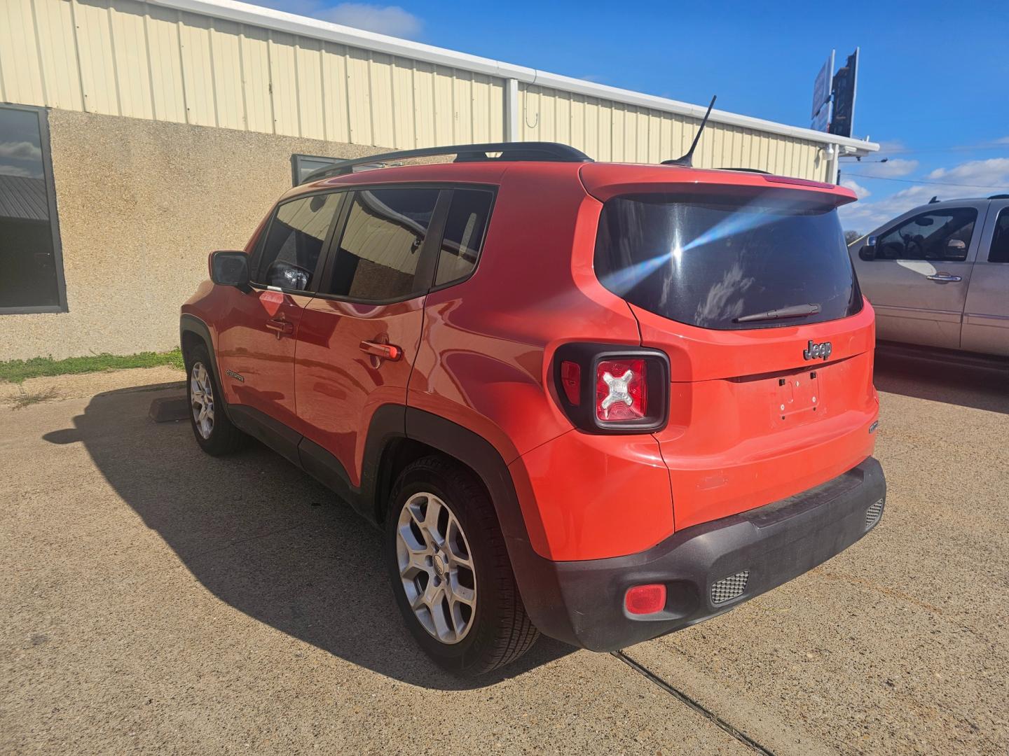 2015 ORANGE Jeep Renegade Latitude FWD (ZACCJABT1FP) with an 2.4L L4 engine, 6-Speed Manual transmission, located at 533 S Seven Points BLVD, Seven Points, TX, 75143, (430) 255-4030, 32.313999, -96.209351 - Photo#3